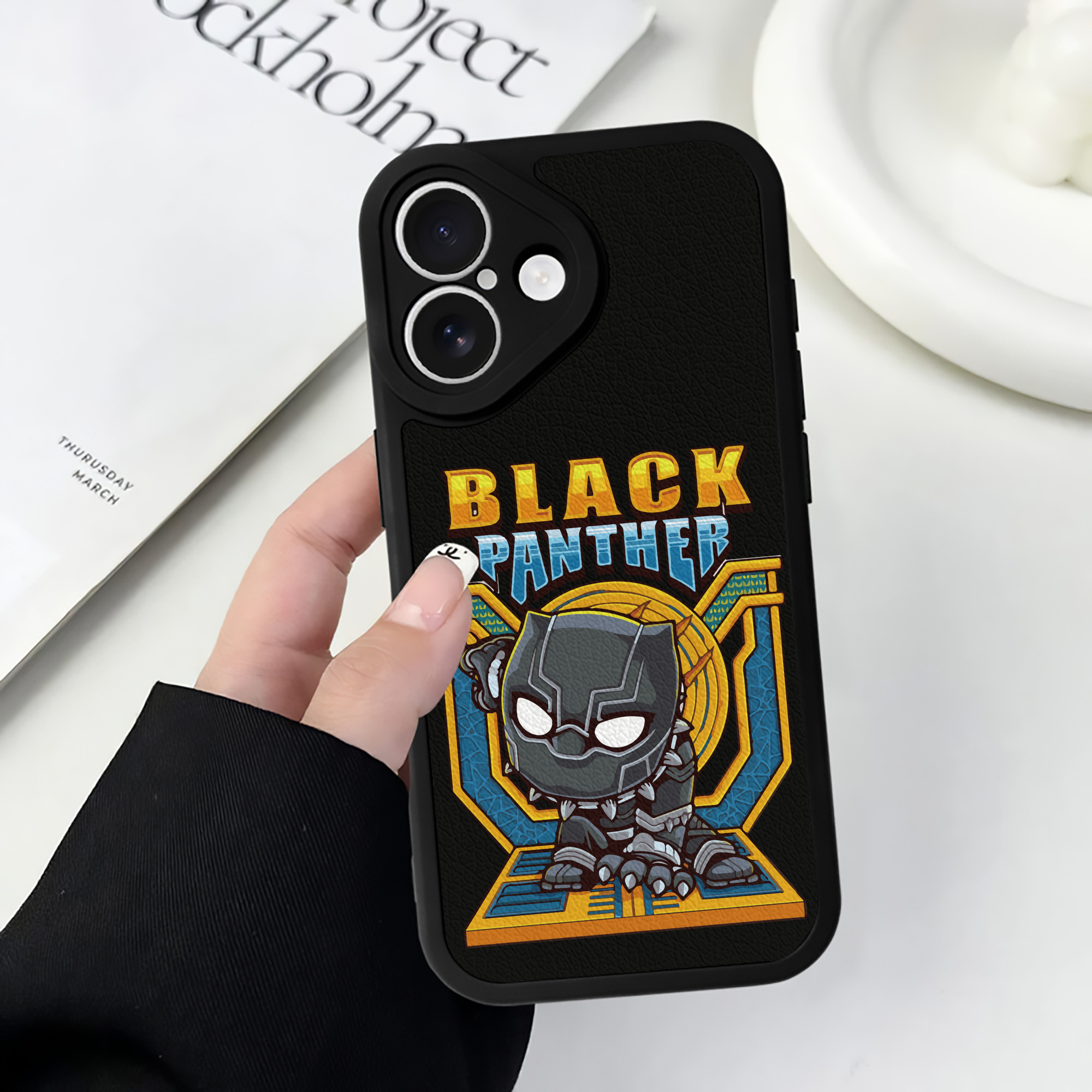 （画像用） アベンジャーズ The Avengers 【iPhone 16シリーズ対応】シリコンスマホケース（レザー調） 材質：シリコン